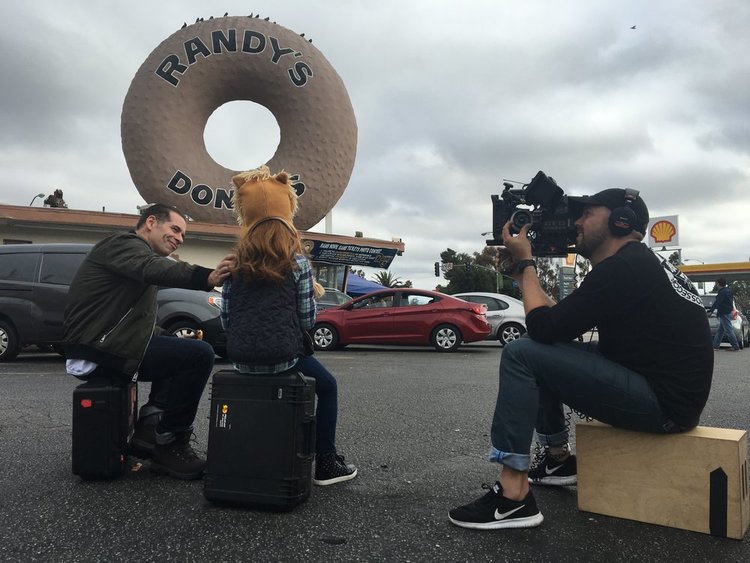 Filmagem do longa-metragem Não Se Aceitam Devolução em loja de donuts icônica de Los Angeles