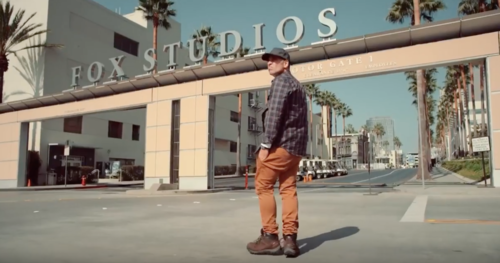 Foto do ator Leandro na frente da foz studios