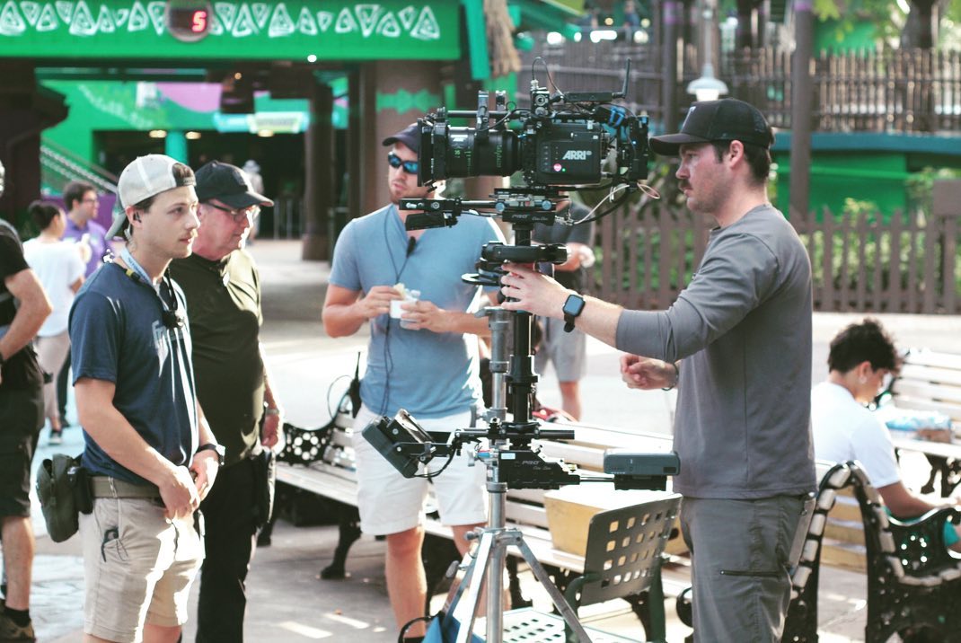 A BPS crew sets up a shot in an amusement park for the feature film Partiu América.