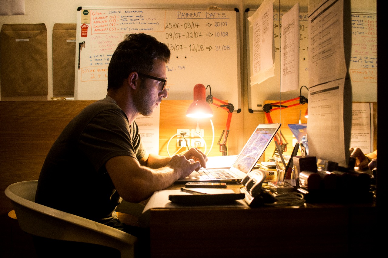 Homem usando notebook