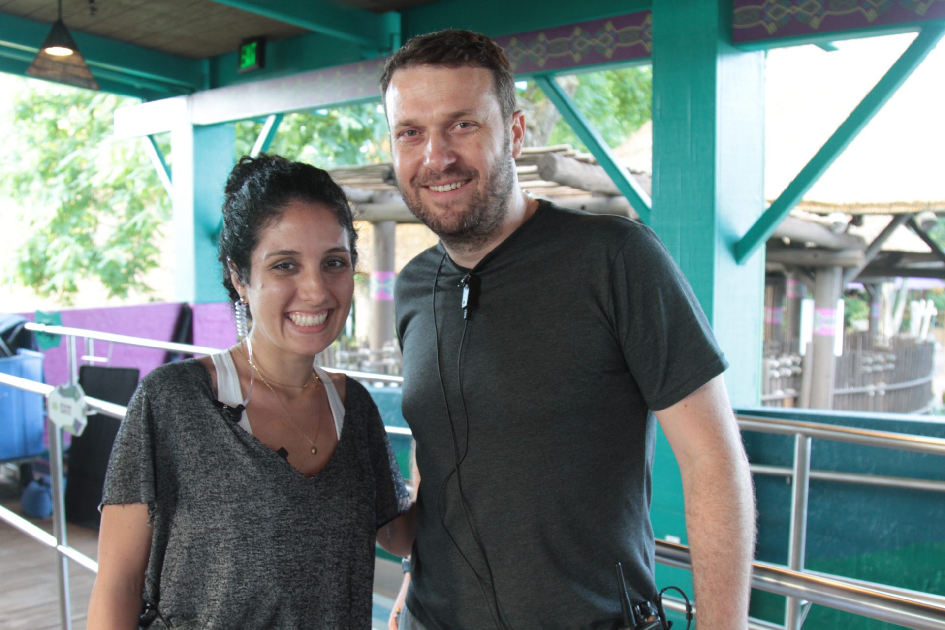 Duas pessoas tirando foto