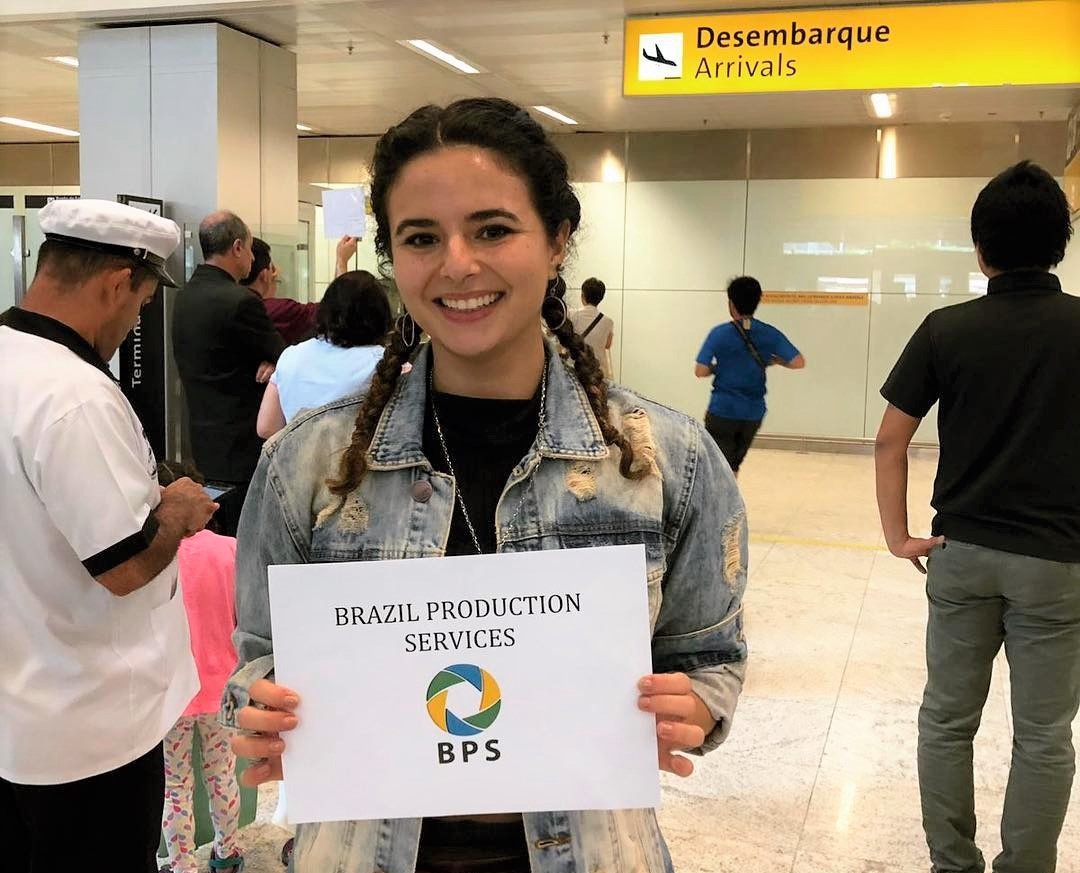 Mulher segurando placa