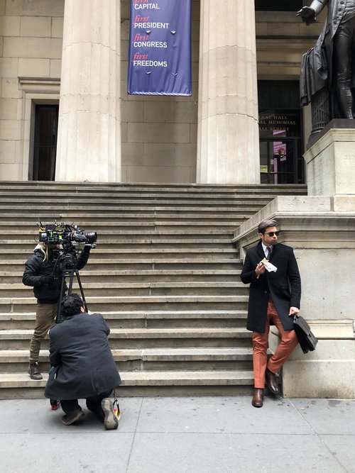 Foto do ator Igor com uma escadaria ao fundo