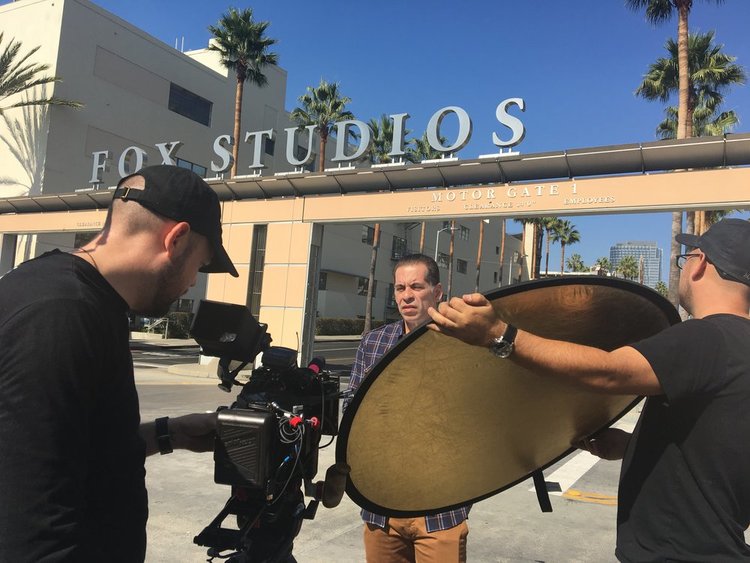 NÃO SE ACEITAM DEVOLUÇÕES: PRODUÇÃO BRASILEIRA FILMA EM LOS ANGELES