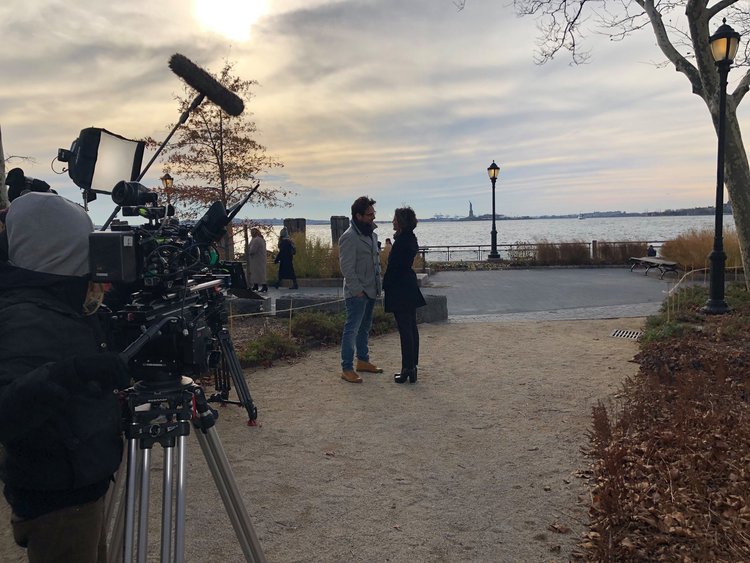Atores com paisagem de rio ao fundo em cena de novela