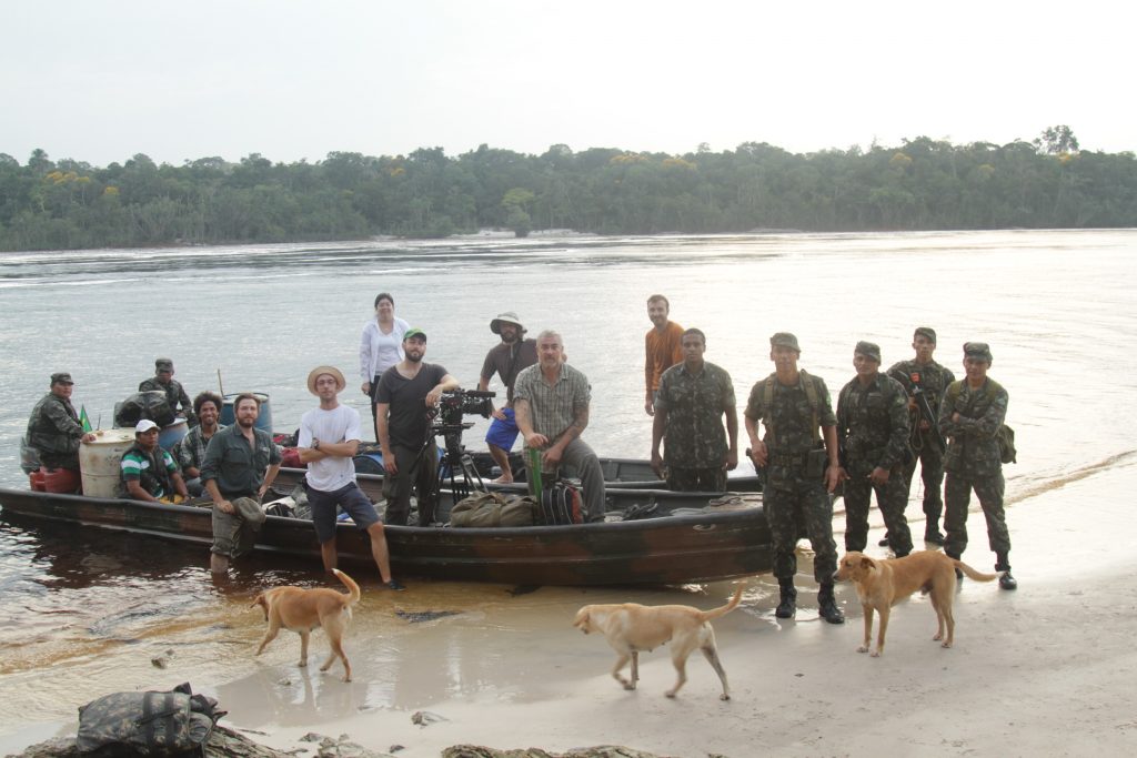 Cast and crew on a riverbank, from a Brazilian media feature mentioning Brazil Production Services' location work for Netflix's Chef's Table