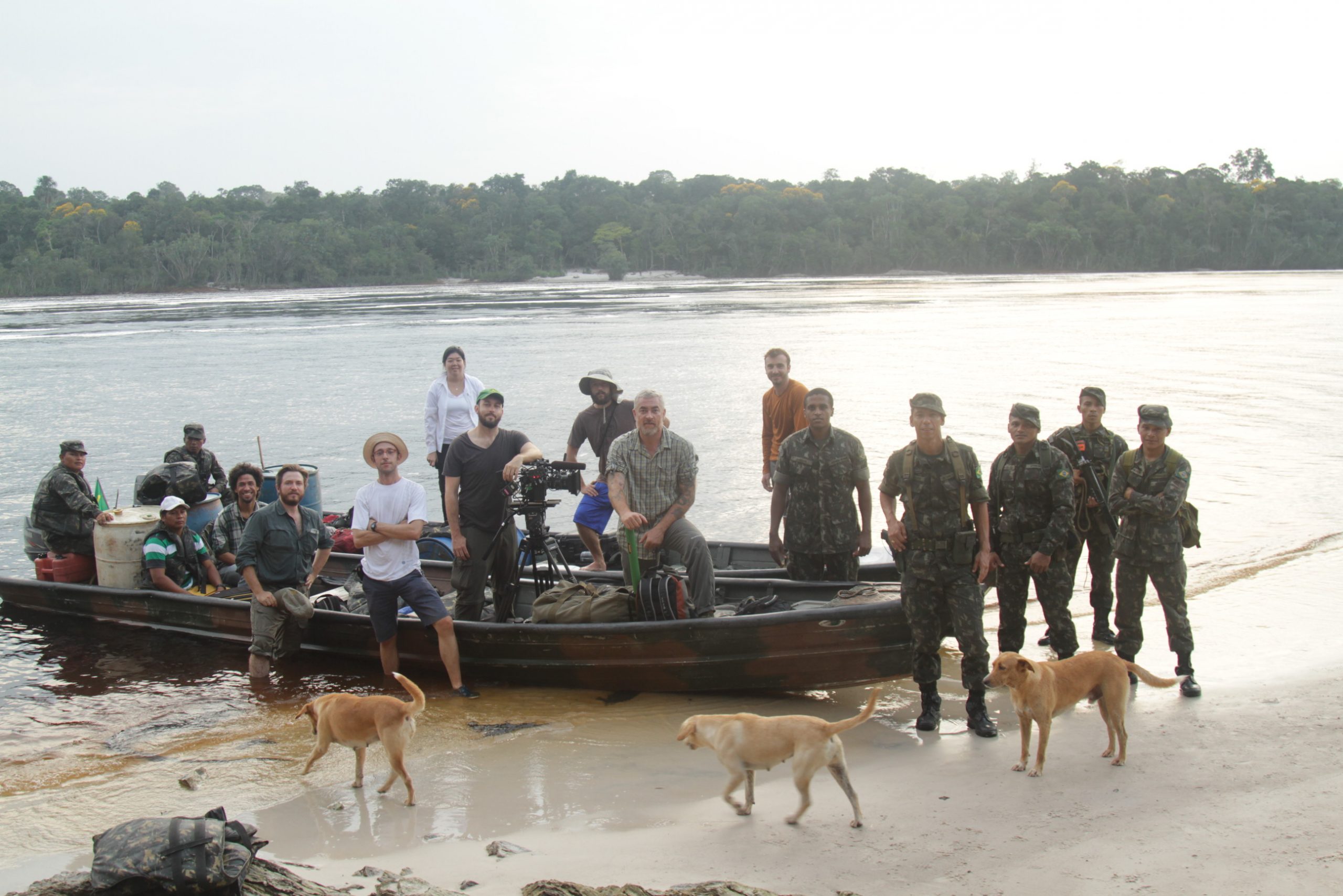Cast and crew on a riverbank, from a Brazilian media feature mentioning Brazil Production Services' location work for Netflix's Chef's Table
