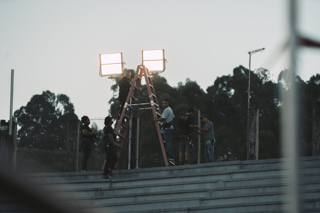 Equipamentos de luz montados em estádio para filmagem de comercial para a marca turca, Bithero.